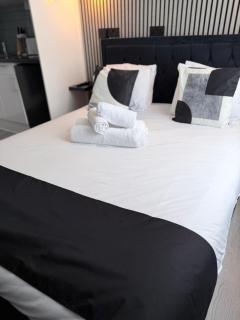 Islington Studio for 2 - Private Bath & Smart TV - 9