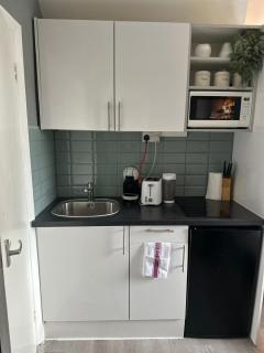 Islington Studio for 2 - Private Bath & Smart TV - 4