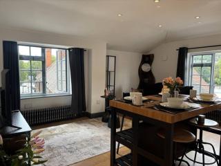 Stylish 2-Bed Apartment Steps from Guildford High Street - 9