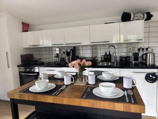 Stylish 2-Bed Apartment Steps from Guildford High Street - 6