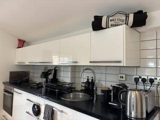 Stylish 2-Bed Apartment Steps from Guildford High Street - 5