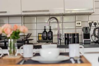 Stylish 2-Bed Apartment Steps from Guildford High Street - 4