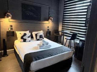 Sizzling London Studio with Jacuzzi & Private Bath - 9