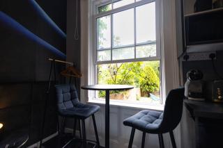 Sizzling London Studio with Jacuzzi & Private Bath - 7