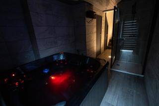 Sizzling London Studio with Jacuzzi & Private Bath - 2