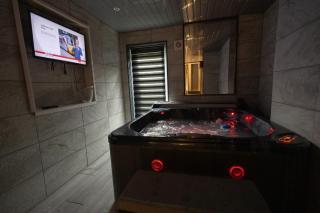 Sizzling London Studio with Jacuzzi & Private Bath - 5