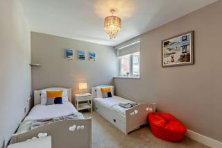 Ocean View Contemporary 2-Bed Sea View Apartment Southbourne Beach - 4
