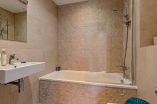 Ocean View Contemporary 2-Bed Sea View Apartment Southbourne Beach - 1