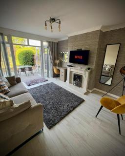 Modern 5 bed house In Solihull, Close to the NEC, Airport and Solihull Town - Parking - 8