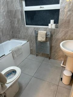Budget Friendly Large 4 BR House, Parking,Close to City,Sleeps 9 - 1