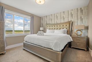 Large Detached Near Anthony Henday in Albany with 2 Living Rooms, Netflix, Office Space, AC, Perfect for Families, Sleeps 13 - 9