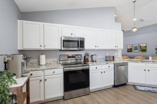 Entire Home in Destin4Bd2BWalk 2 Beach - 5