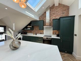Luxury Penthouse - Skylights & Views -3BR - Sleeps 8 - 7