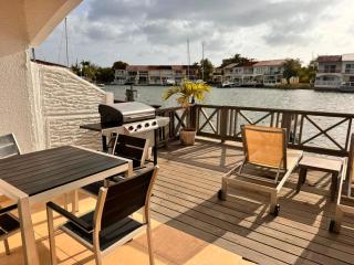 Comfortable waterfront villa close to the beach - 1