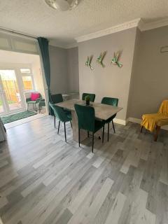 Comfortable, Budget Friendly 3 BR HSE,QMC,Nottingham University,Wollaton Park,Sleeps 7 - 6
