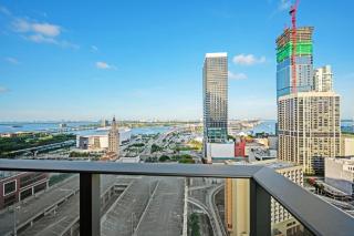 Luxury 2BR 2BA Rooftop Pool Downtown Miami - 8