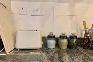 2 Bedroom Home Near the Airport - 6mins - Wanderhomes - 2