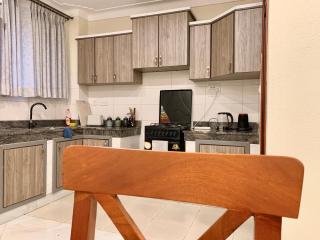 2 Bedroom Home Near the Airport - 6mins - Wanderhomes - 6