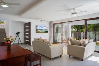4 BR Beach House with Pool, 1-Min Walk SJDS Bay - 1