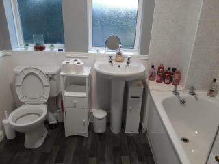 Budget Friendly, comfortable 3 BR HSE,Close to City Centre,Sleeps 5 - 3