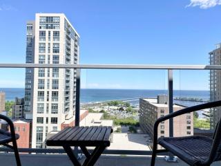 Luxury Penthouse Apt Near Brady St with Balcony and Lake View - 7