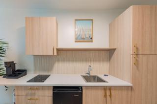 Parkway Boutique Suite 12 - 8