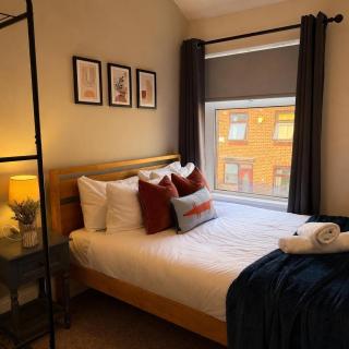 3BR Gateshead Home Free Parking WiFi - 2