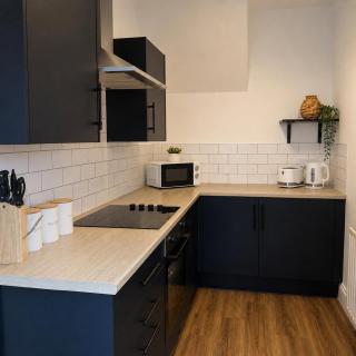 3BR Gateshead Home Free Parking WiFi - 1