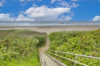 Walk to Beaches! Lincoln City Family Home w/ Yard - 9
