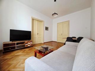 Historic Apartment - 5 min to the Train Station - 0