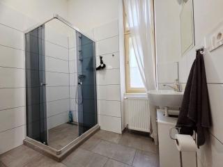 Historic Apartment - 5 min to the Train Station - 9