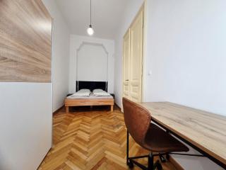 Historic Apartment - 5 min to the Train Station - 6