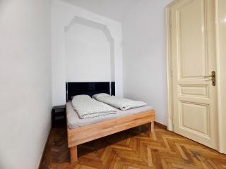 Historic Apartment - 5 min to the Train Station - 4