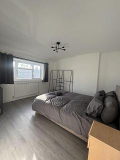 Modern 3 Bedroom House in Tilbury - 5