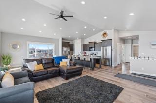 Sunny Side - Sleeps 19, Hot Tub, AC, Games, Ideal Beach Resort - 3