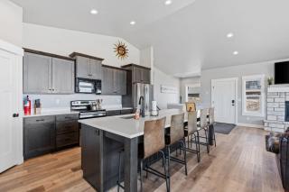 Sunny Side - Sleeps 19, Hot Tub, AC, Games, Ideal Beach Resort - 1
