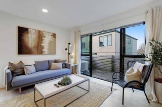 Vibrant Family 2BR Townhouse with Air-Con and Deck - 0