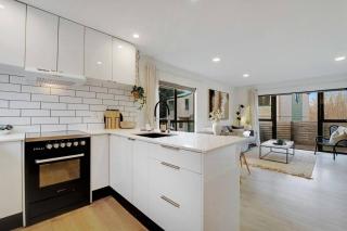 Vibrant Family 2BR Townhouse with Air-Con and Deck - 9