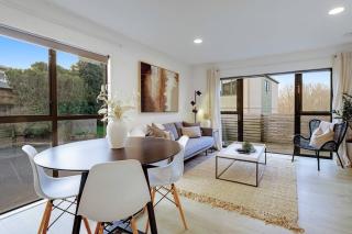 Vibrant Family 2BR Townhouse with Air-Con and Deck - 7