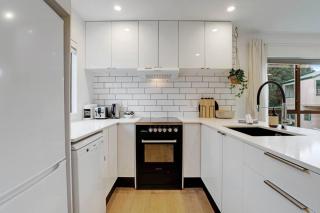 Vibrant Family 2BR Townhouse with Air-Con and Deck - 4