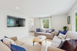West Falmouth Family Retreat Near Chapoquoit Beach - 7
