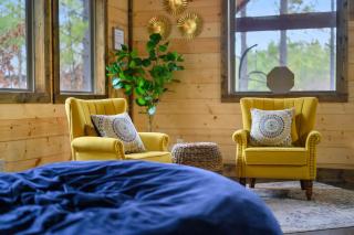 Red Fern Cabin - Rustic Romantic Honeymoon - 3