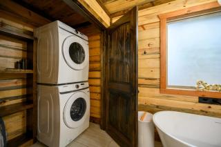 Red Fern Cabin - Rustic Romantic Honeymoon - 2