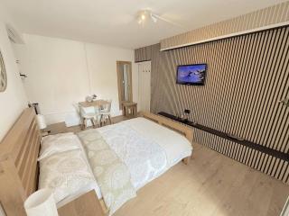 Ground Floor studio flat with free private parking - 6