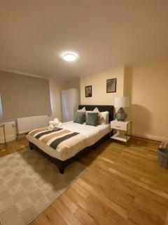 Riverside 2 Bedroom Apartment - Central Location - 5