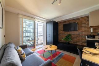 Couple Urban Retreat Providencia with Pool and Gym - 9