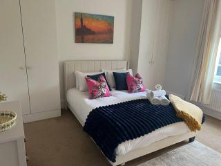 Stylish 1BR Teddington Flat Near Thames River - 0