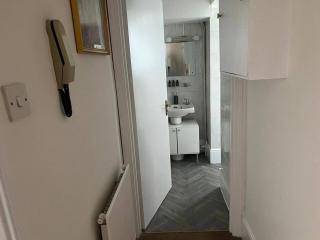 Stylish 1BR Teddington Flat Near Thames River - 1