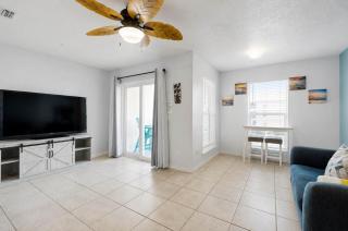 Cozy coastal condo with shared pool and easy beach access - 6