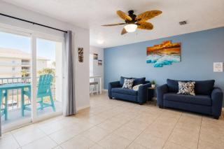 Cozy coastal condo with shared pool and easy beach access - 4